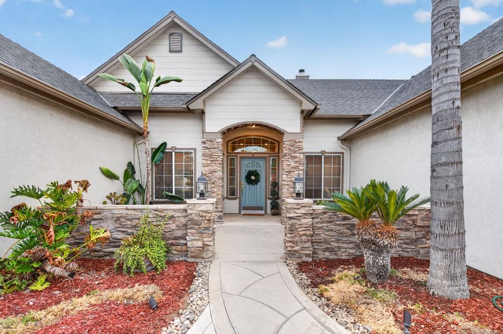 Image 4 of property listing at 220 W Serena Avenue, Clovis, CA 93619