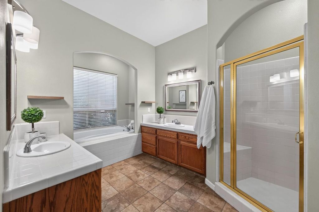 Image 40 of property listing at 220 W Serena Avenue, Clovis, CA 93619