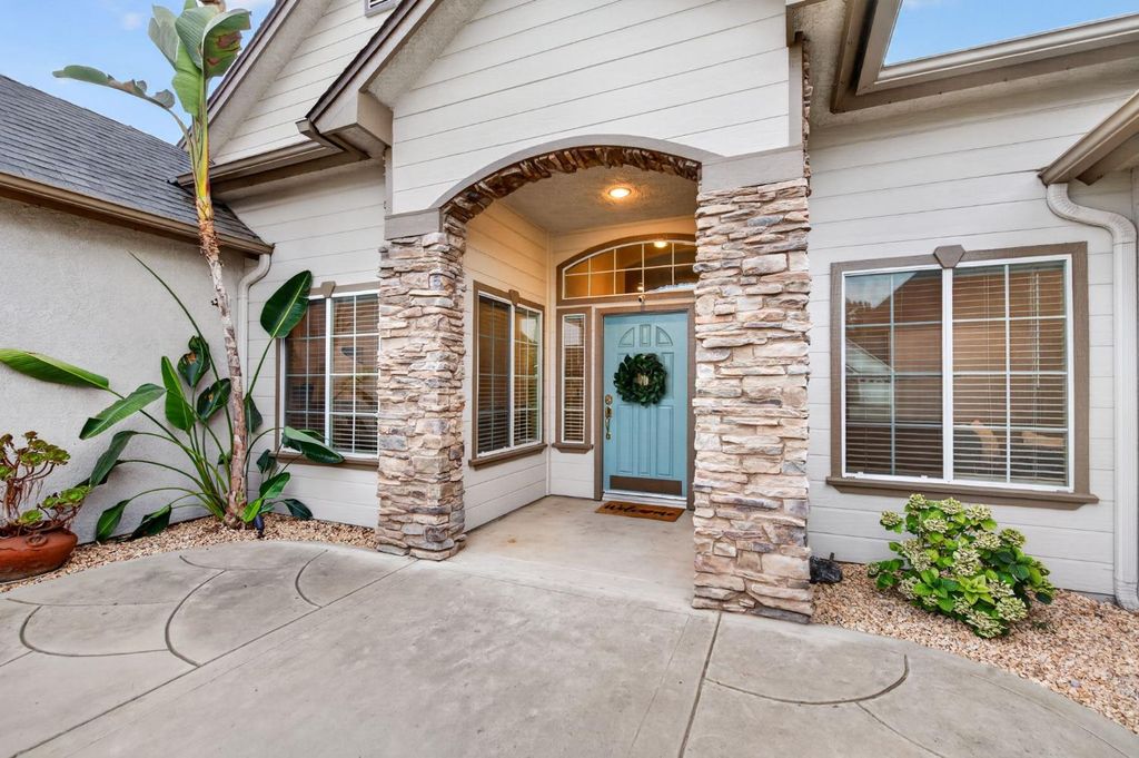 Image 5 of property listing at 220 W Serena Avenue, Clovis, CA 93619