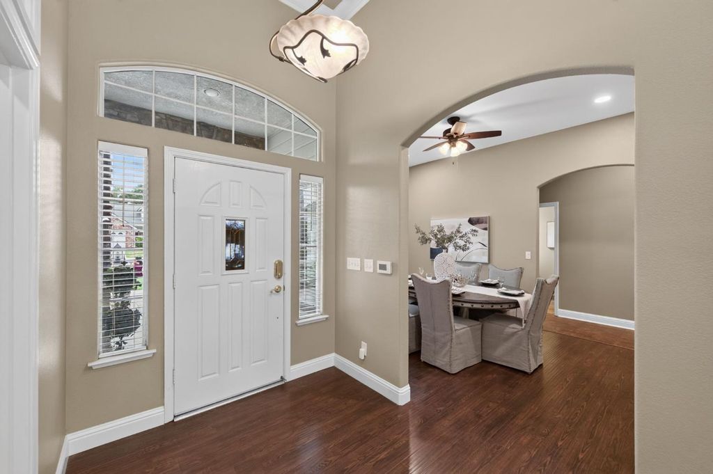 Image 6 of property listing at 220 W Serena Avenue, Clovis, CA 93619