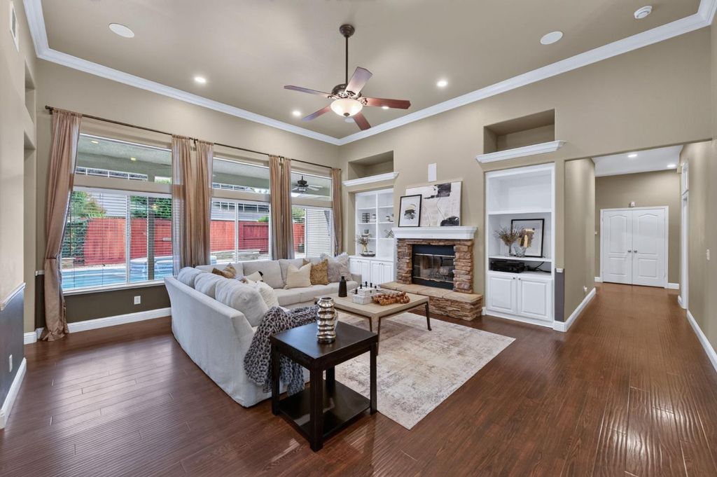 Image 7 of property listing at 220 W Serena Avenue, Clovis, CA 93619