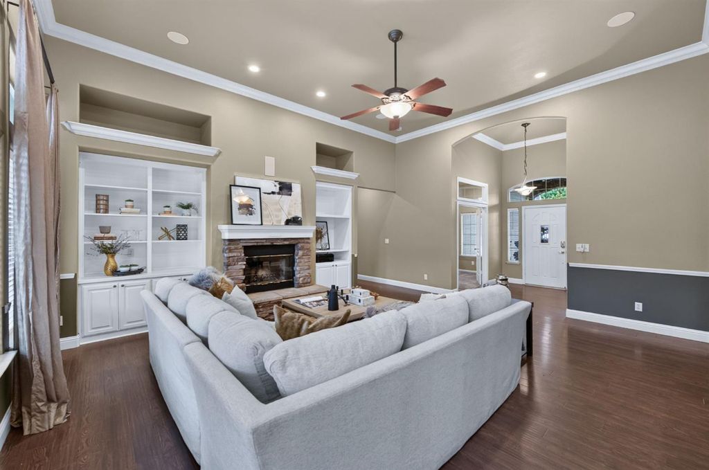 Image 8 of property listing at 220 W Serena Avenue, Clovis, CA 93619