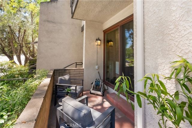 21801 Burbank 97, Woodland Hills, CA 91367
