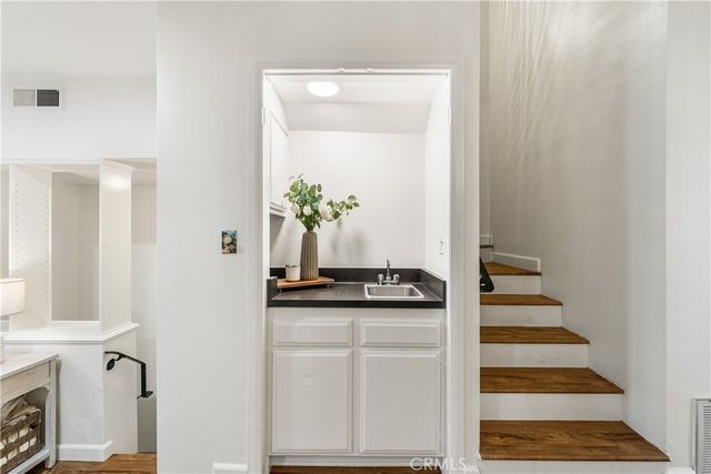 21801 Burbank 97, Woodland Hills, CA 91367