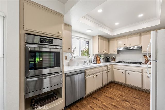 21801 Burbank 97, Woodland Hills, CA 91367