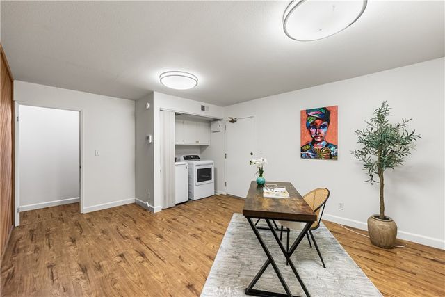 21801 Burbank 97, Woodland Hills, CA 91367