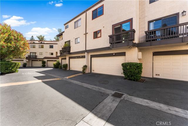 21801 Burbank 97, Woodland Hills, CA 91367