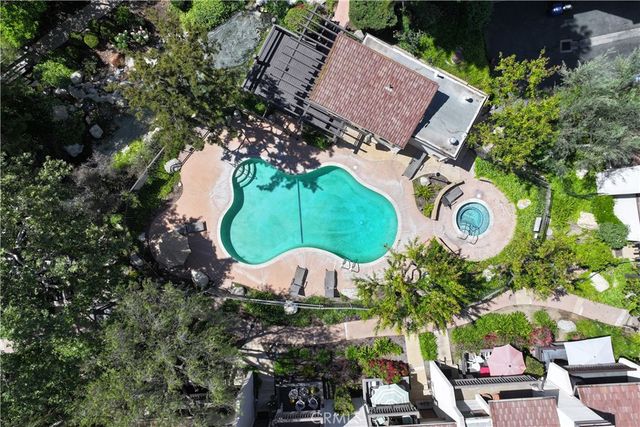 21801 Burbank 97, Woodland Hills, CA 91367
