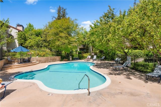 21801 Burbank 97, Woodland Hills, CA 91367