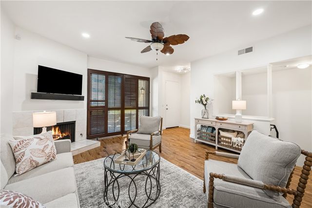 21801 Burbank 97, Woodland Hills, CA 91367