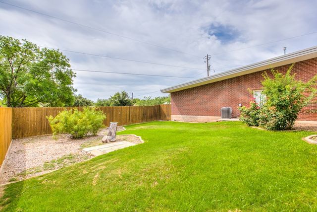 209 N Ave B, Ballinger, TX 76821