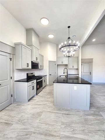 11621 NW 103rd Street, Yukon, OK 73099