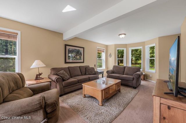 405 Brisboys RD, Sagle, ID 83860