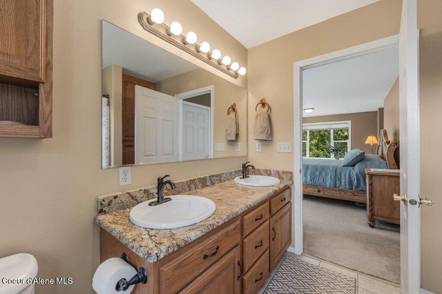 405 Brisboys RD, Sagle, ID 83860