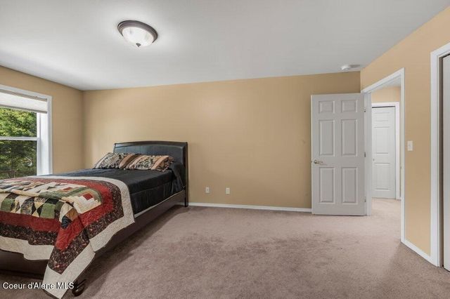 405 Brisboys RD, Sagle, ID 83860