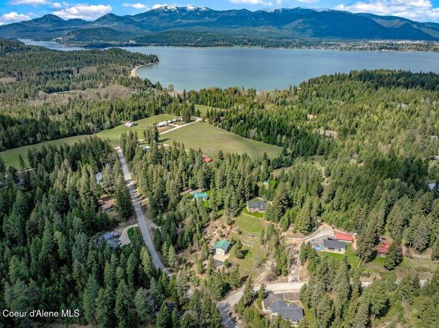 405 Brisboys RD, Sagle, ID 83860