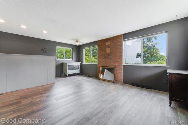 836 W Silver Lake Road, Fenton, MI 48430