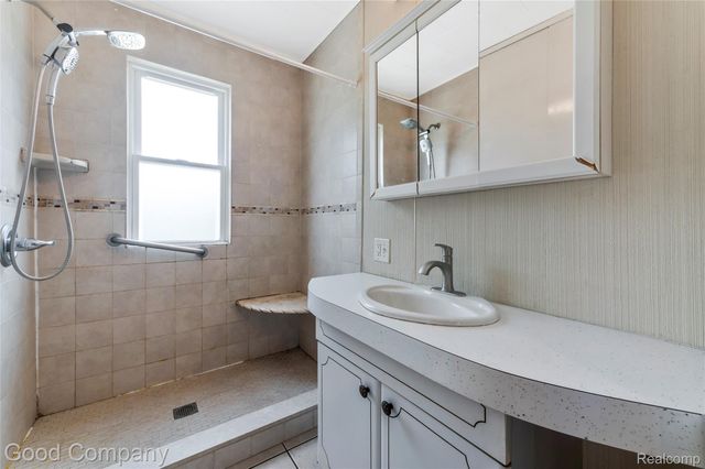 836 W Silver Lake Road, Fenton, MI 48430