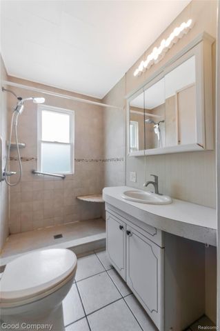 836 W Silver Lake Road, Fenton, MI 48430