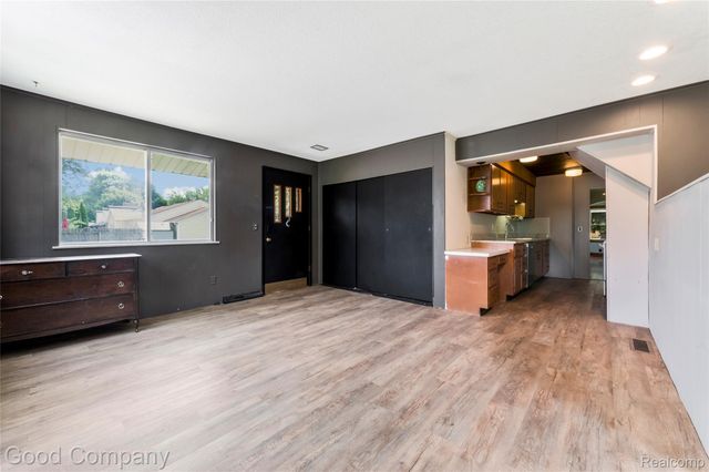 836 W Silver Lake Road, Fenton, MI 48430