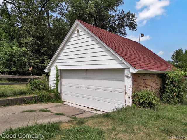 836 W Silver Lake Road, Fenton, MI 48430