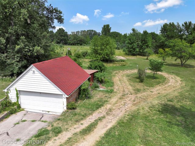 836 W Silver Lake Road, Fenton, MI 48430