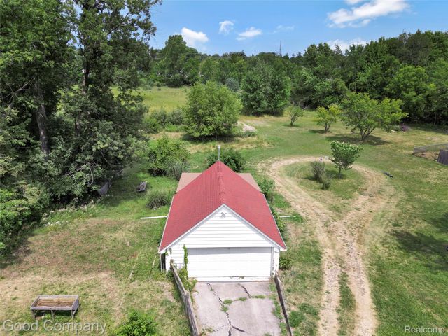 836 W Silver Lake Road, Fenton, MI 48430