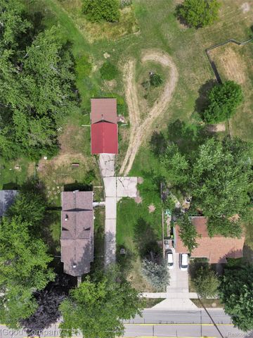 836 W Silver Lake Road, Fenton, MI 48430