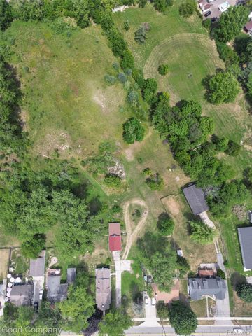 836 W Silver Lake Road, Fenton, MI 48430
