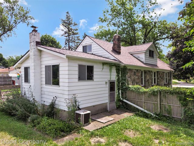 836 W Silver Lake Road, Fenton, MI 48430