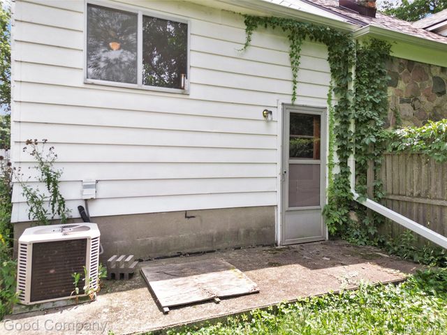 836 W Silver Lake Road, Fenton, MI 48430