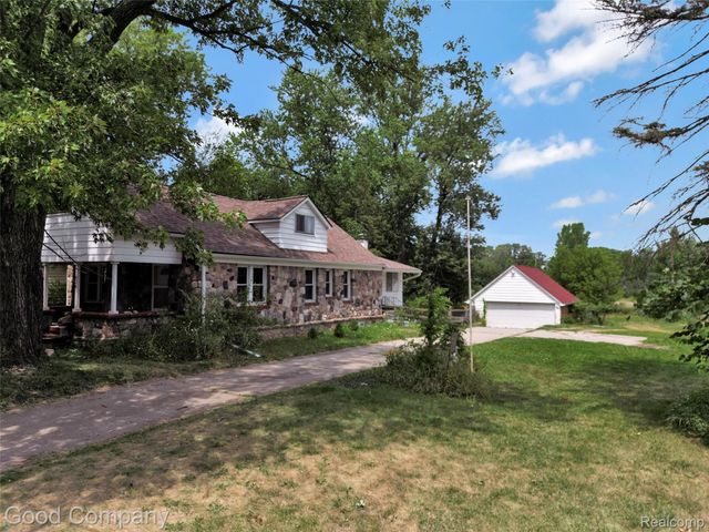 836 W Silver Lake Road, Fenton, MI 48430
