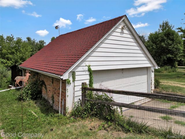 836 W Silver Lake Road, Fenton, MI 48430