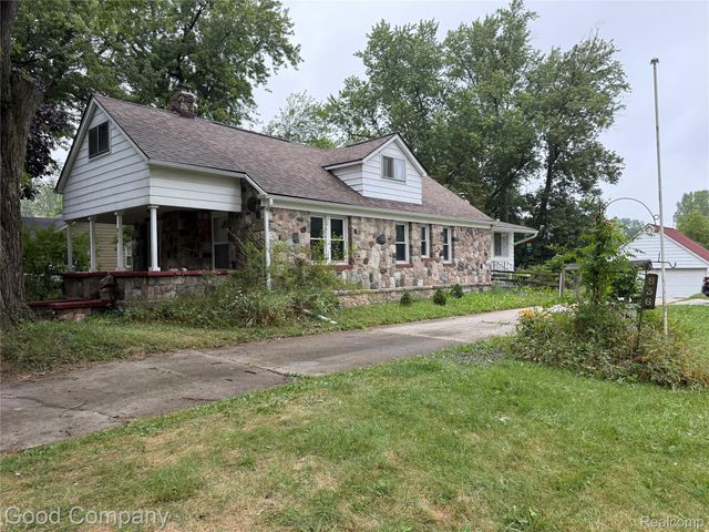 836 W Silver Lake Road, Fenton, MI 48430