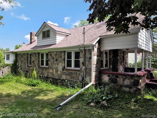 836 W Silver Lake Road, Fenton, MI 48430
