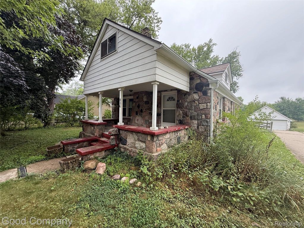 836 W Silver Lake Road, Fenton, MI 48430