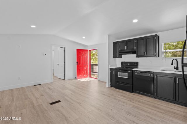 1123 W Summerside Road, Phoenix, AZ 85041