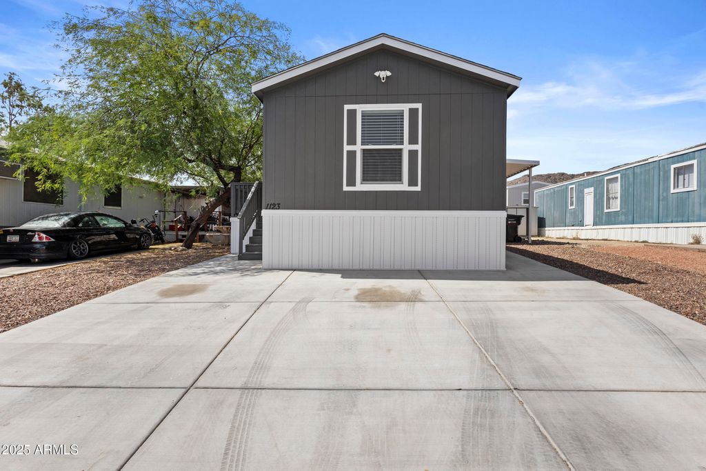 1123 W Summerside Road, Phoenix, AZ 85041