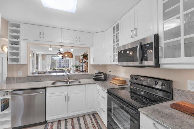 9330 Lagoon Pl 209, Davie, FL 33324