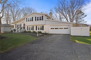 795 Robertson Rd, Hermitage, PA 16148