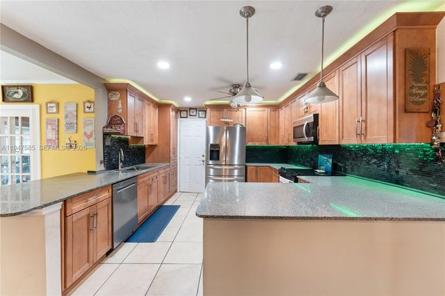 10100 SW 50th Ct, Cooper City, FL 33328