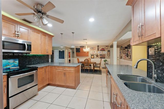 10100 SW 50th Ct, Cooper City, FL 33328