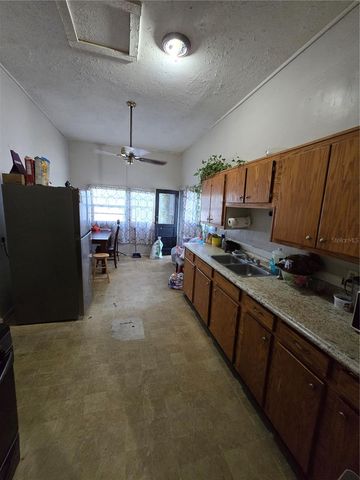 601 W BAKER STREET, Plant City, FL 33563