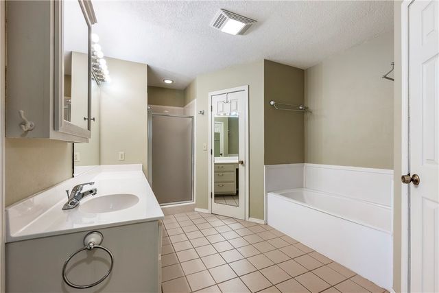 3231 N Kendall Drive, Fayetteville, AR 72704