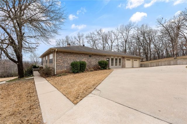 3231 N Kendall Drive, Fayetteville, AR 72704