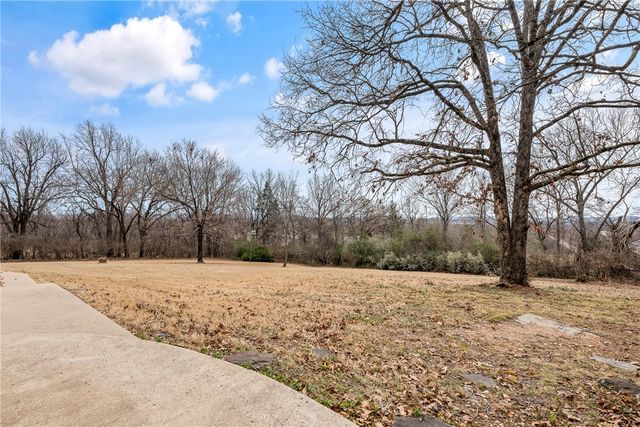 3231 N Kendall Drive, Fayetteville, AR 72704