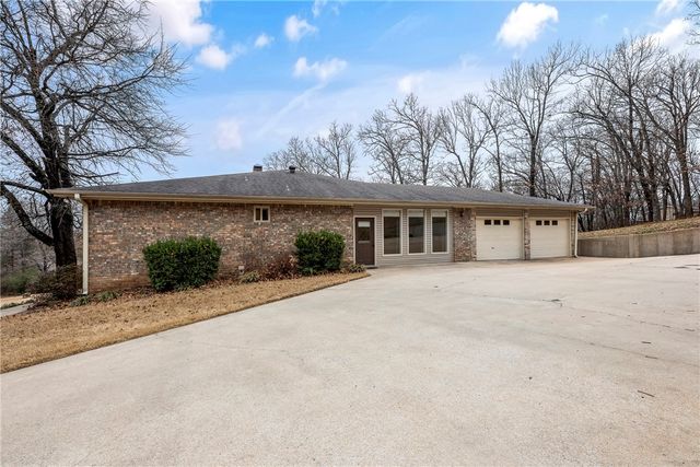 3231 N Kendall Drive, Fayetteville, AR 72704