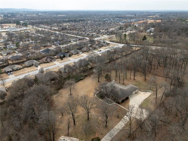 3231 N Kendall Drive, Fayetteville, AR 72704