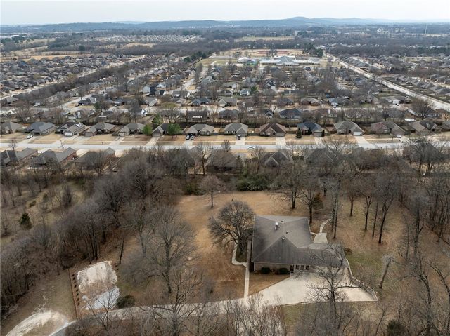 3231 N Kendall Drive, Fayetteville, AR 72704