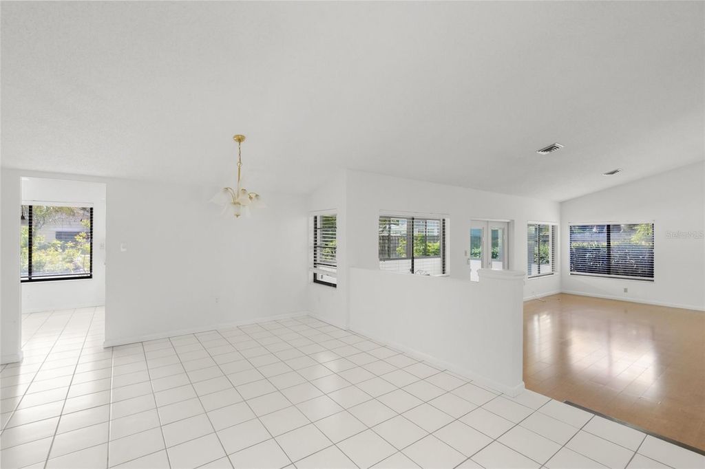 Image 5 of property listing at 4238 CARRIAGE DRIVE 46, Sarasota, FL 34241